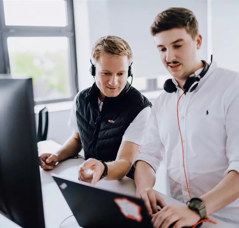 Digitalisierung bei WOLF Mitarbeiter mit Headset und Laptop beim Arbeiten