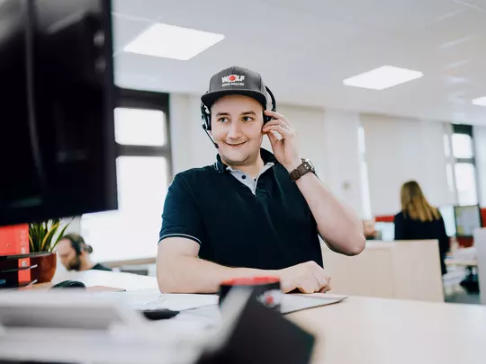Service Hotline WOLF Mitarbeiter WOLF Service am Telefon