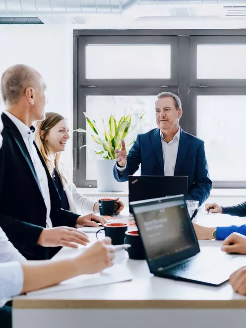 Besprechung mit mehren Personen am Stehtisch