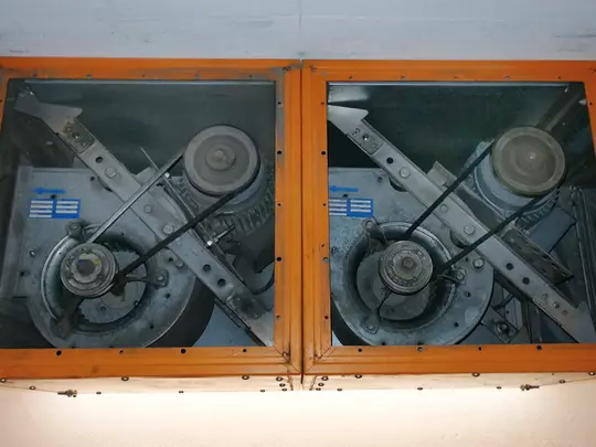 Alter riemengetriebener Ventilator Historische Aufnahme von einem riemengetriebenen Ventilator in einem Lüftungsgerät