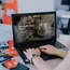 Frau sitzt am Laptop und besucht WOLF Webseite