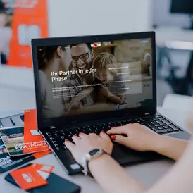 Frau sitzt am Laptop und besucht WOLF Webseite