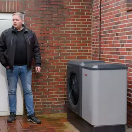 Jens Kastner und Oliver Oeltjen, Geschäftsführer der Oeltjen Haustechnik und WOLF CHA Monoblock Wärmepumpe