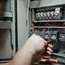 WOLF RLT-Service Monteur schließt neuen EC-Ventilator am Elektro-Schaltschrank eines älteren RLT-Gerätes an