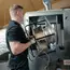 WOLF RLT-Service Monteur hebt neuen EC-Ventilator in ein älteres RLT-Gerät