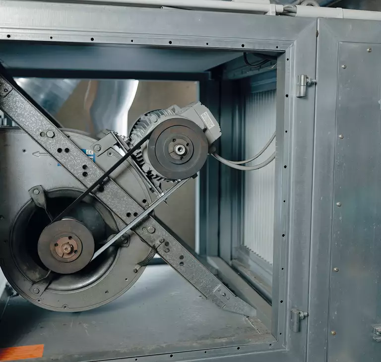 Riemengetriebener Ventilator in älterem RLT-Gerät Riemengetriebener Ventilator in älterem RLT-Gerät , der ausgebaut werden soll