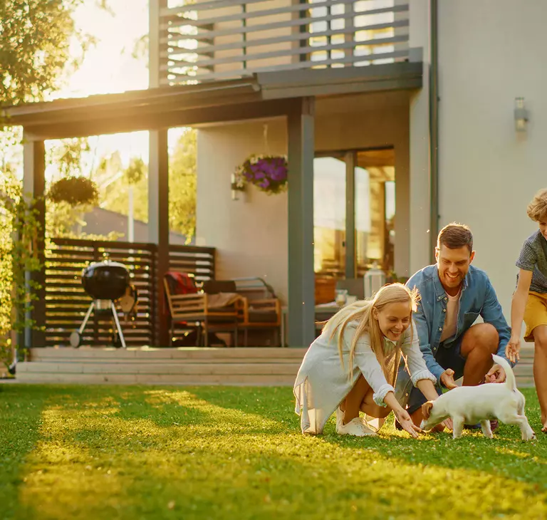Neubau - Familie im Garten Familie spielt im Garten