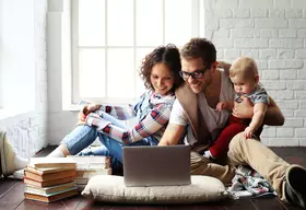 Familie sieht in Laptop