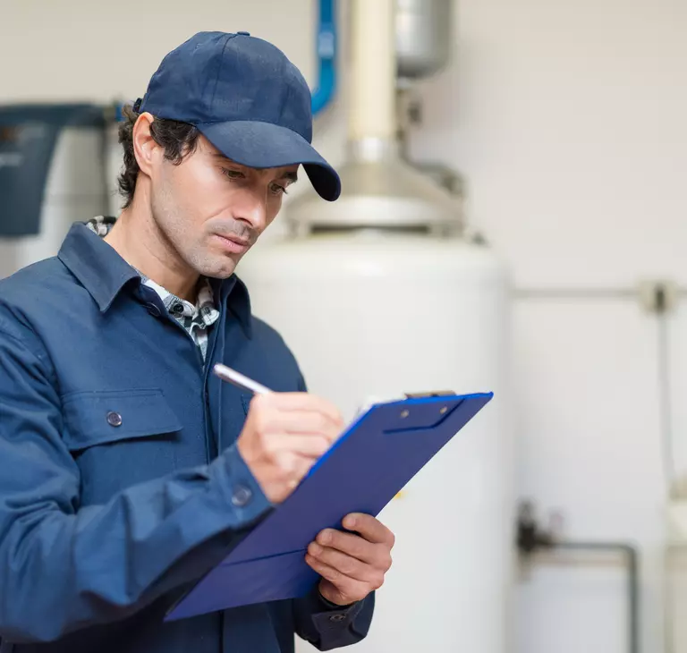 Fachhandwerker vor Ort Handwerker macht sich Notizen