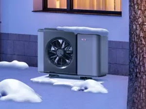 Pompa ciepła CHA w zimie przy śniegu