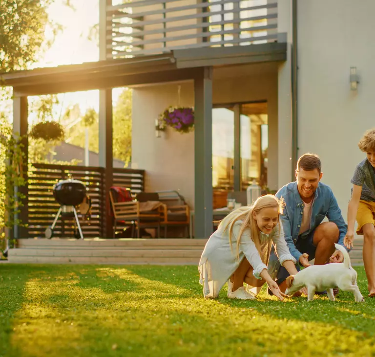 Energiekosten senken Familie draußen im Garten