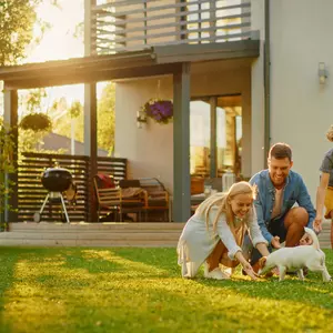 Familie draußen im Garten