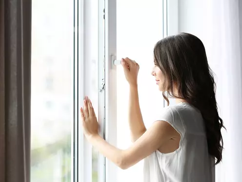 Frau am Fenster