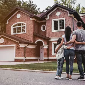 Familie steht vor Ihrem Haus
