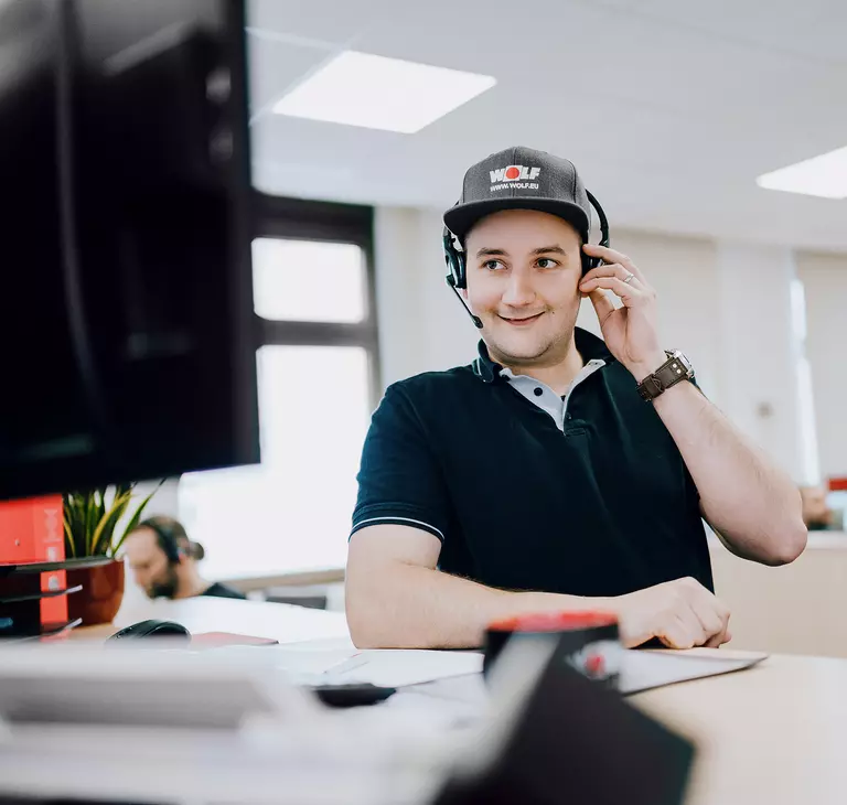 Mitarbeiter WOLF Service am Telefon