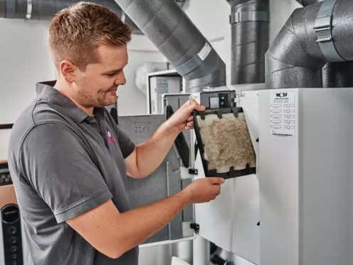Fachhandwerker tauscht Filter in Lüftungsanlage